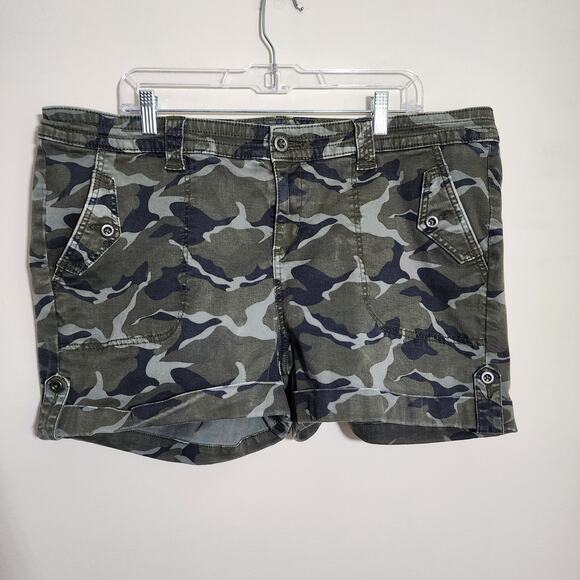 Torrid 3.5inch military camo stretch twill mid rise cuff shorts woman's size 22 - Picture 1 of 11